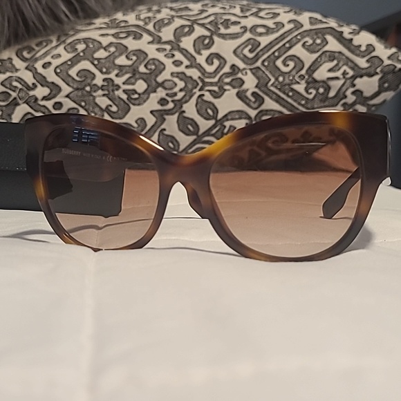 Burberry sunglass - Picture 4 of 5